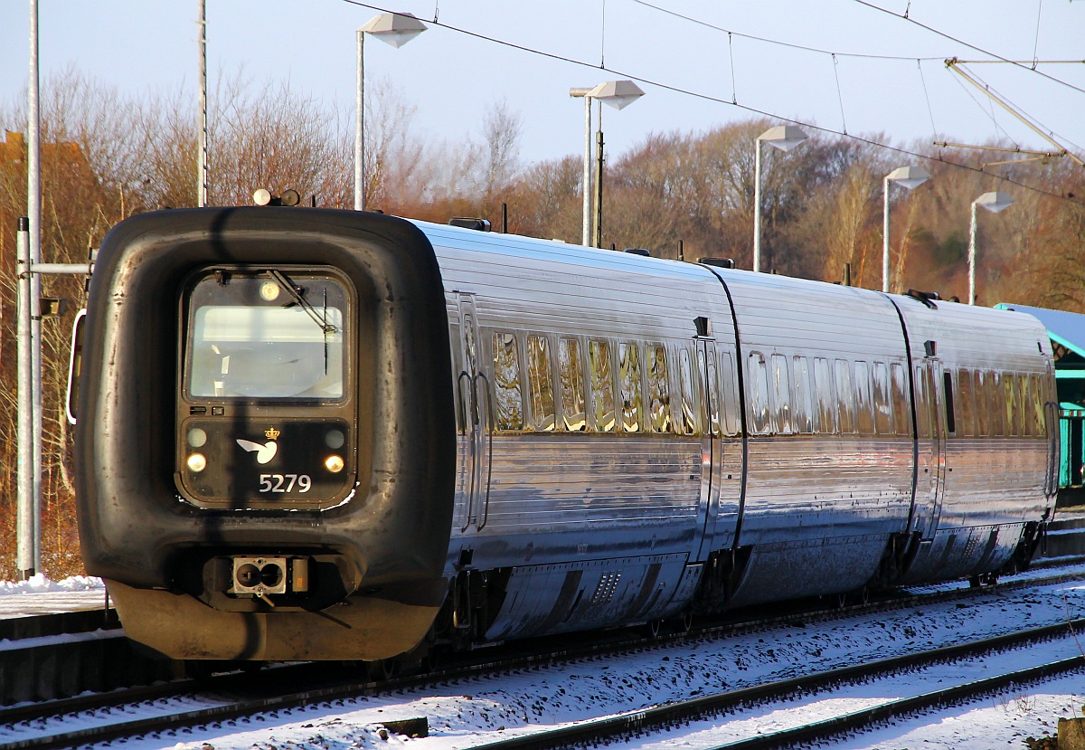 So langsam rollt auch der Verkehr in Dänemark wieder...zwar fiel der ICE 381 nach Berlin aus aber dafür kam der DSB IC3 MFA/FF/MFB 50/54/5279 als Ersatz-IC 2901 nach Schleswig gefahren allerdings ging die Fahrt nur bis Hamburg Hauptbahnhof. Schleswig 07.12.2013