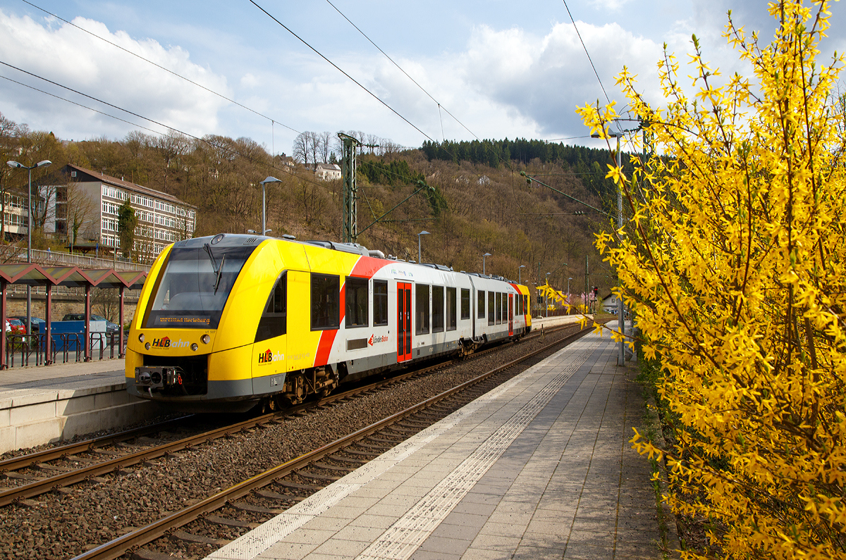 
So langsam wird es doch Frühling...... 
Der VT 507 (95 80 1648 107-8 D-HEB / 95 80 1648 607-7 D-HEB) ein Alstom Coradia LINT 41 (der neuen Generation) der HLB (Hessische Landesbahn GmbH) fährt am 01.04.2017 als RB 93  Rothaarbahn  (Betzdorf/Sieg - Siegen - Bad Berleburg in den Bahnhof Kirchen/Sieg ein.