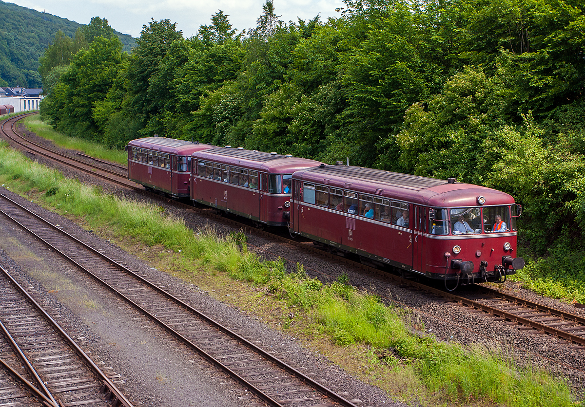 So sah der Schienenpersonenverkehr noch bis 1999 im Hellertal aus....
Als die Betzdorfer „Roten Brummer“ die Uerdinger Schienenbusse (VT 98) der Deutsche Bahn (früher Deutschen Bundesbahn) auf der Hellertalbahn (KBS 462) zwischen Betzdorf (Sieg) über Herdorf und Haiger nach Dillenburg, in Doppel- bis Vierfachtraktion, fuhren. 

So erreicht hier Stilecht die Schienenbusgarnitur des FSB - Förderverein Schienenbus e.V. (Menden), bestehend aus Schienenbus 796 690-6, Beiwagen 996 309-1 und Schienenbus 796 802-7, bald den Bahnhof Herdorf.

Lebensläufe der Fahrzeuge:
Der Schienenbus 796 690-6 wurde 1960 von der Waggonfabrik Uerdingen unter der Fabriknummer 66577 gebaut und als VT 98 9690 an die Deutschen Bundesbahn geliefert. Ab 1968 als DB 798 690-4 bezeichnet und nach Umbau auf Einmannbetrieb ab 1989 als DB 796 690-6 bezeichnet. Ende November 1995 erfolgte die Ausmusterung im BW Siegen und er wurde an die FSB in Menden verkauft. Seit 2017 ist er nun bei der VEB - Vulkan-Eifel-Bahn Betriebsgesellschaft mbH als 796 690-6 (95 80 0796 690-5 D-VEB).

Der Beiwagen 996 309-1 wurde 1962 von Rathgeber in München unter der Fabriknummer 20302/24 gebaut und als VB 98 2309 an die Deutschen Bundesbahn geliefert. Ab 1968 als DB 998 309-9 bezeichnet und nach Umbau auf Einmannbetrieb ab 1989 als DB 996 309-1 bezeichnet. Nach Ausmusterung ging er 1995 Hochwaldbahn e. V. (HWB), später ging er an die FSB in Menden und seit 2017 ist er nun bei der VEB - Vulkan-Eifel-Bahn Betriebsgesellschaft mbH als 996 309-1 (95 80 0996 309-0 D-VEB).

Der Schienenbus 796 802-7 wurde 1961 von MAN in Nürnberg unter der Fabriknummer 146684 gebaut und als VT 98 9802 an die Deutschen Bundesbahn geliefert. Ab 1968 als DB 798 802-5 bezeichnet und nach Umbau auf Einmannbetrieb ab 1988 als DB 796 802-7 bezeichnet. Ende November 1995 erfolgte die Ausmusterung im BW Gießen und er wurde an die FSB in Menden verkauft. Seit 2017 ist er nun bei der VEB - Vulkan-Eifel-Bahn Betriebsgesellschaft mbH als 796 802-7 (95 80 0796 802-6 D-VEB).

Für den Einmannbetrieb wurden 47 Triebwagen (VT), 23 Beiwagen (VB) und 45 Steuerwagen (VS) 1988 umgebaut. Die Fahrzeuge erhielten pneumatische Türschließeinrichtungen und Zahltische für den Triebfahrzeugführer. Diese Fahrzeuge erhielten danach die Baureihen Bezeichnungen 796 für die VT bzw. 996 für die VB und VS.