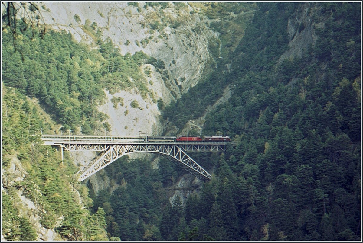 So schlecht das Bild, so genial das Sujet: eine BLS Ae 6/8 leistet einer SBB Re 460 Vorspanndienst! Das Bild entstand auf dem Südrampen-Wanderweg der BLS und zeigt, soweit ersichtlich die Bietschtal Brücke mit einem IC nach Brig.

Oktober 2001