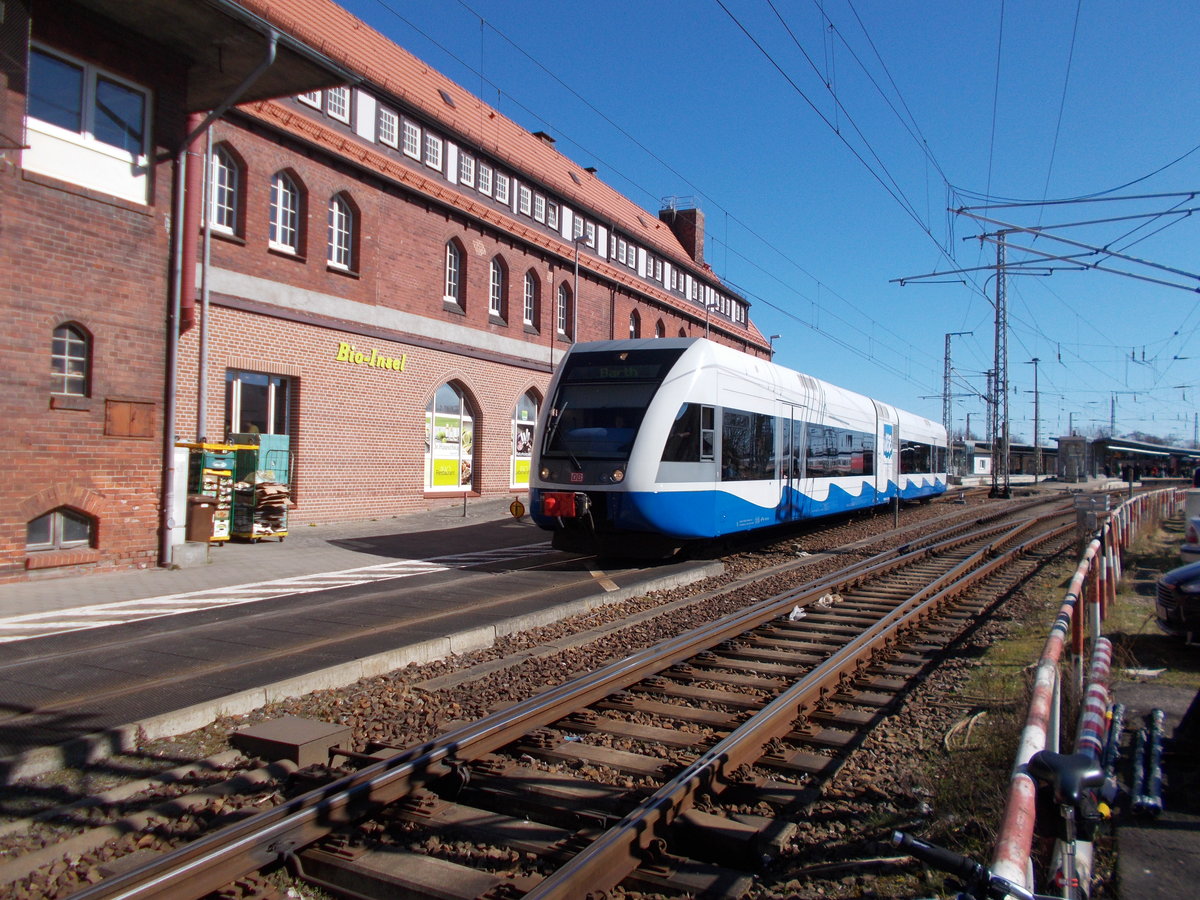 So sieht die Ausfahrt aus dem Stralsunder Hbf aus.Hier erwischte ich,am 01.April 2016,den UBB 646 112.