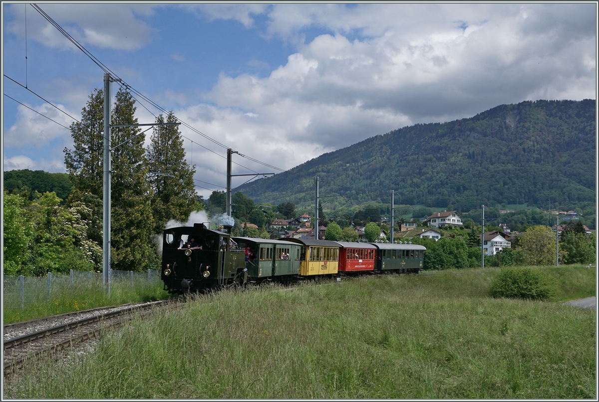 So wie das Festival Suisse de vapeur ausserhalb der Blonay - Chamby Bahn begann, so endete es für mich auch ausserhalb, auch wenn sich die Haltestelle Château d'Hauteville nicht weit von Blonay befindet.
Die HG 3/4 N° 3 ist hier auf ihrer letzten Fahrt nach Vevey an diesem Pfingst-Wochenende zu sehen. 
16. Mai 2016