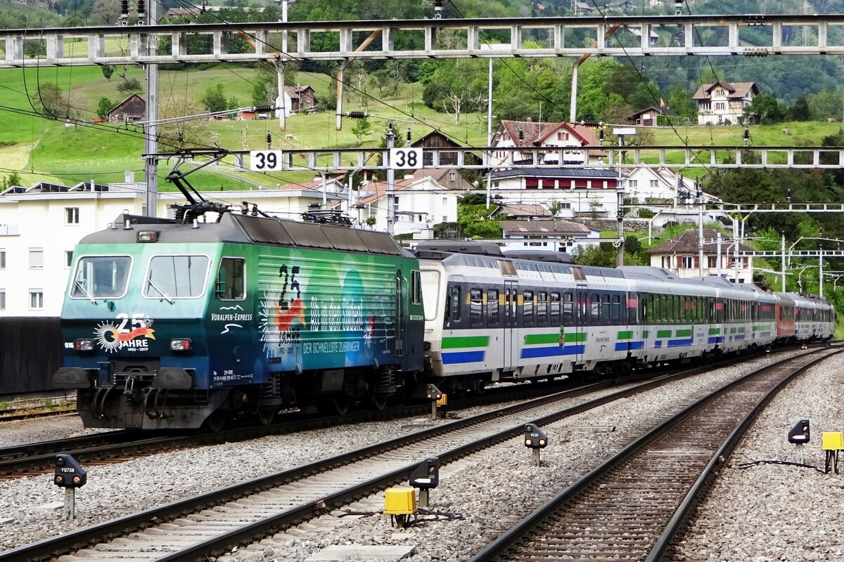 SOB 446 016 verlässt am 29 Mai 2019 Arth-Goldau. Das Bild wurde vom Bahnsteig mit etwas Zoom gemacht.