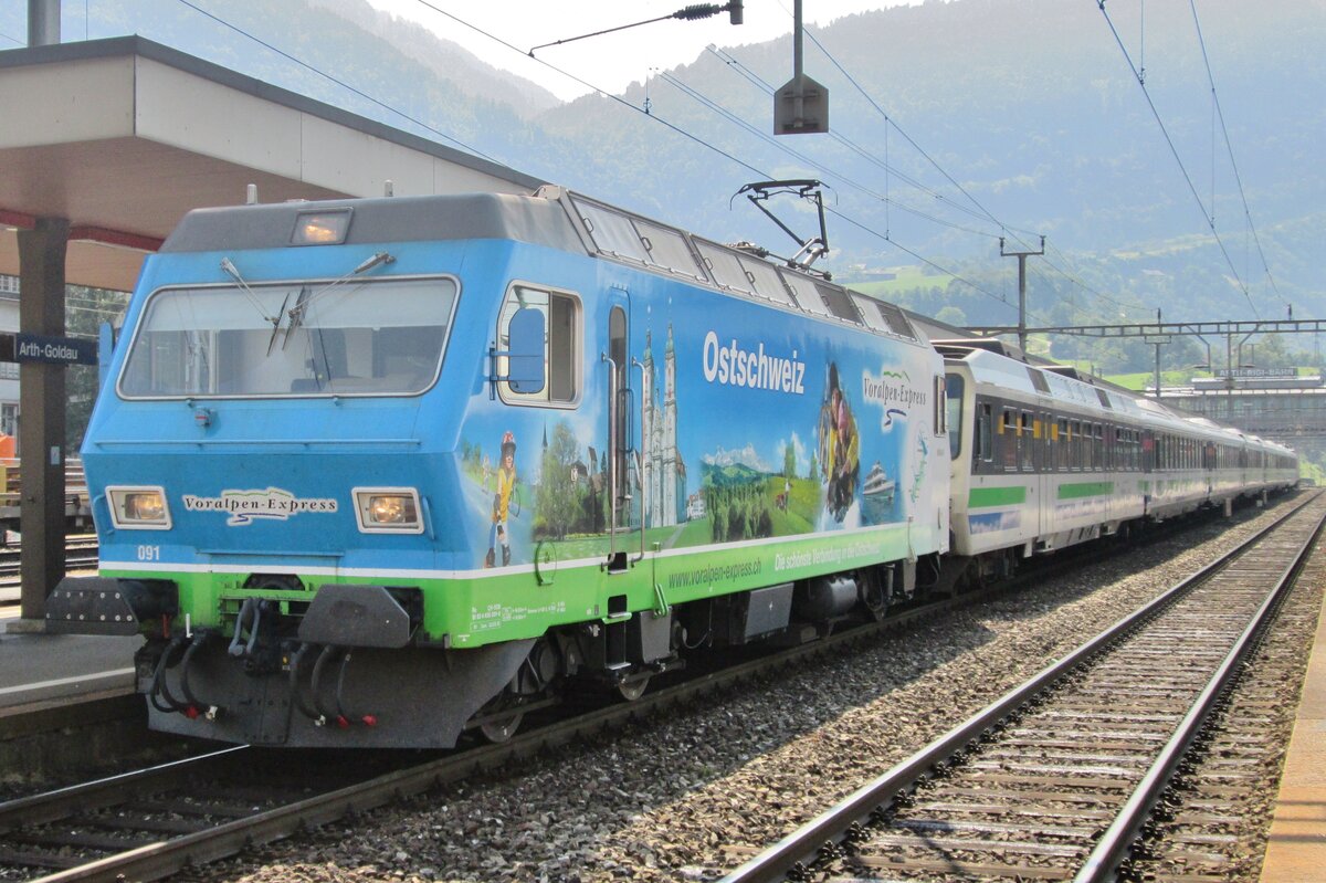 SOB 456 091 steht am 6 Juni 2015 mit ein VAE in Arth-Goldau.