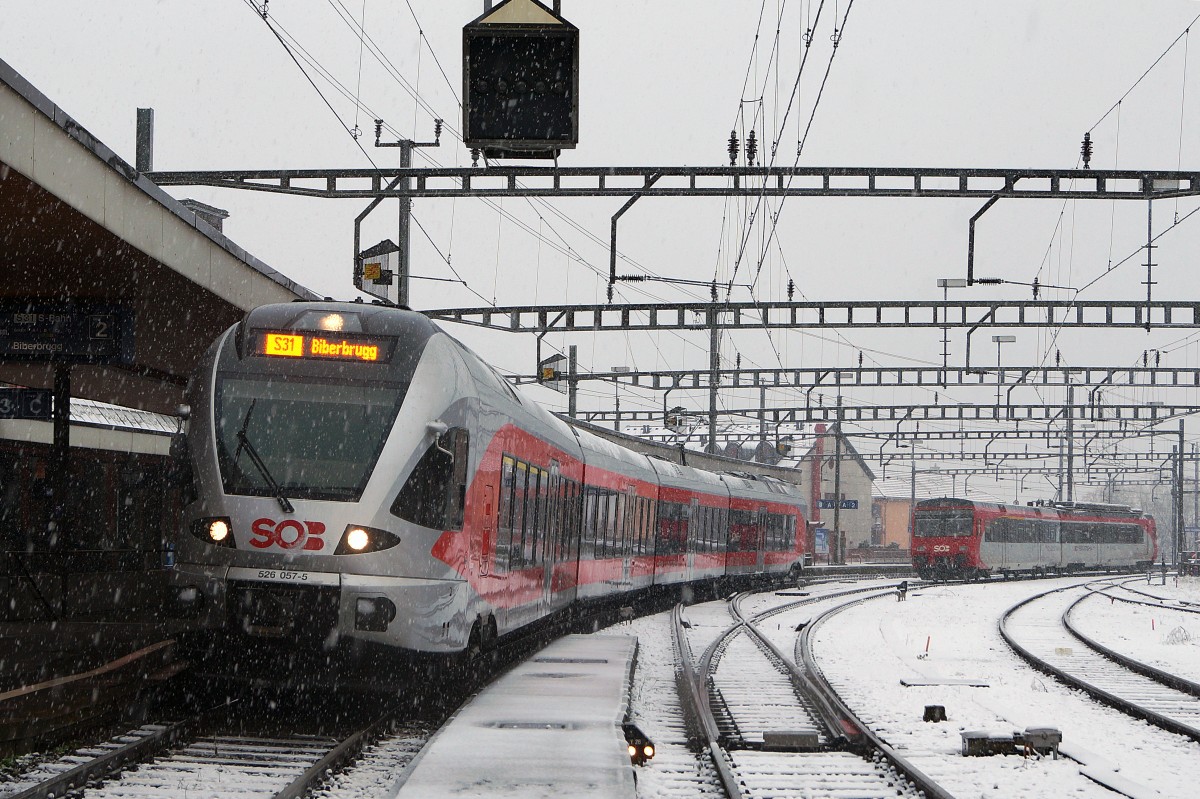 SOB: Der SOB FLIRT 526 057-5 der S 31 und ein etwas älter NPZ analog SBB RBDe 560 DOMINO/KOLIBRI warten am 17. Januar 2015 bei winterlichem Wetter in Arth.Goldau auf den nächsten Einsatz.
Foto: Walter Ruetsch