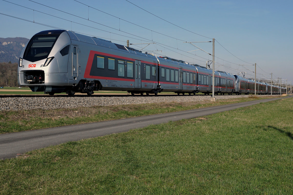 SOB RABe 526 002-1 für Regionalverkehr zusammen mit drei Schwesterfahrzeugen (4-fach-Traktion) auf Testfahrt zwischen Solothurn und Grenchen am 21. März 2019.
Foto: Walter Ruetsch 