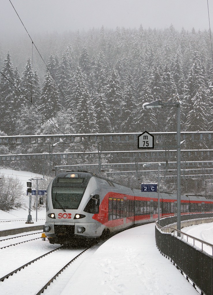 SOB: SOB-FLIRT 526 059-1 der S 13 Wädenswil-Einsiedeln (leider zum Zeitpunkt nicht angeschrieben) bei der Einfahrt in den Bahnhof Biberbrugg am 17. Januar 2015.
Foto: Walter Ruetsch