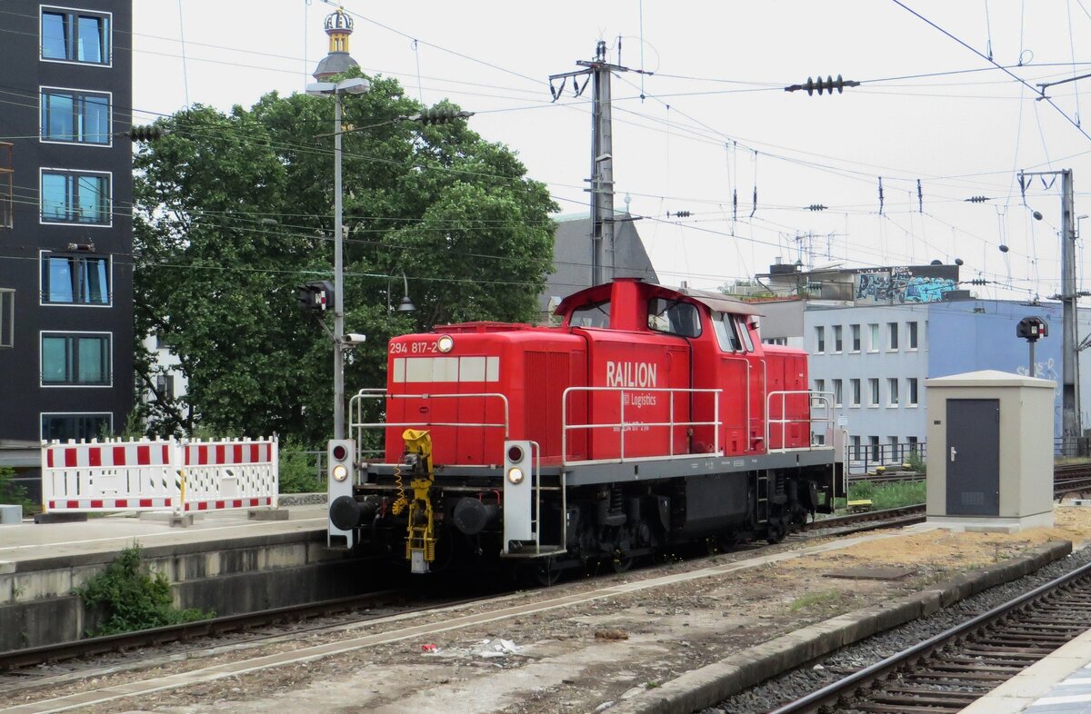 Soloauftritt für 294 817 durch Köln Hbf am 19 Mai 2022.