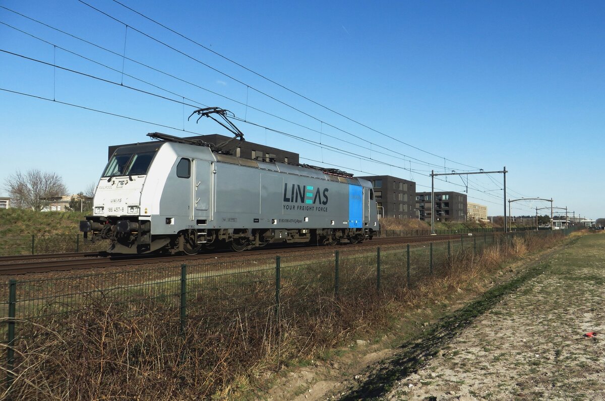 Soloauftritt von Lineas 186 457 durch Tilburg-Reeshof am 18 März 2022.