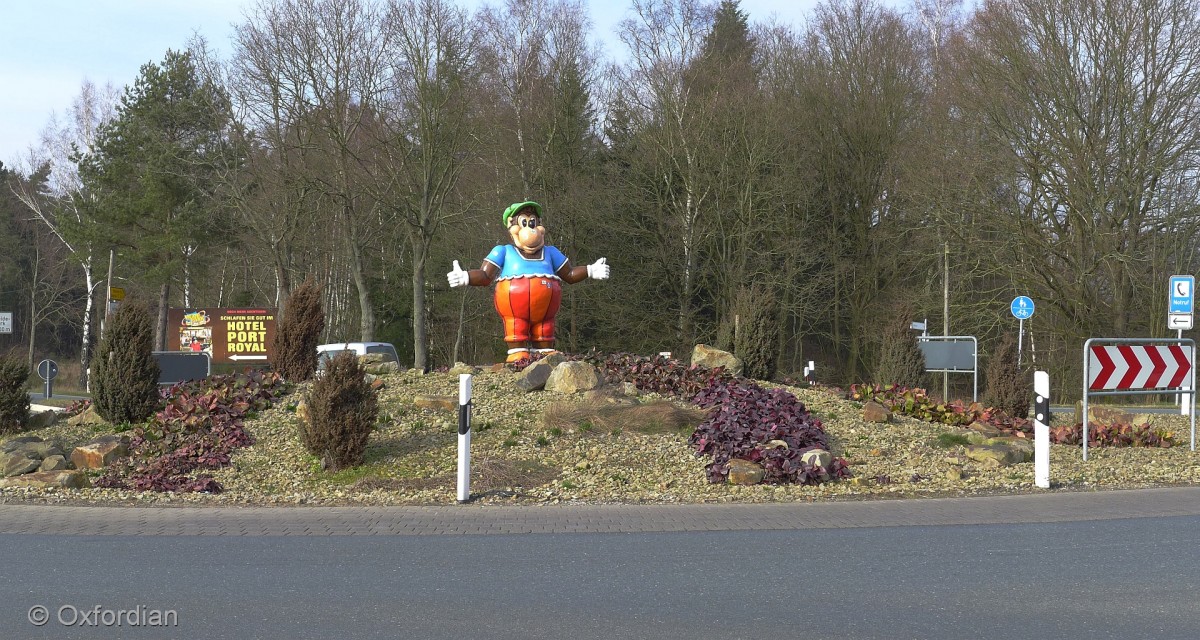 Soltau, Kreisverkehr und Wegweiser zum Heidepark.