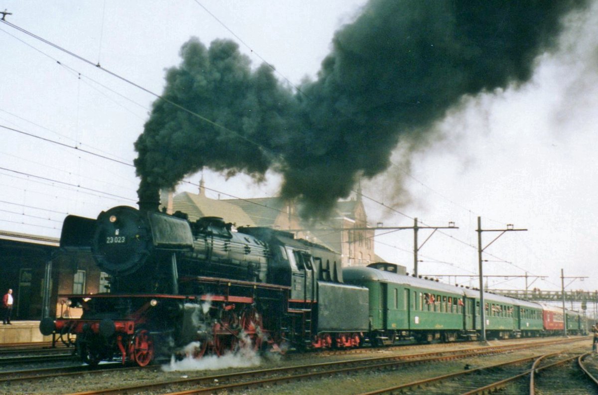 Sonderzug mit 23 023 dampft kraftig in Geldermalsen am 23 April 2004.