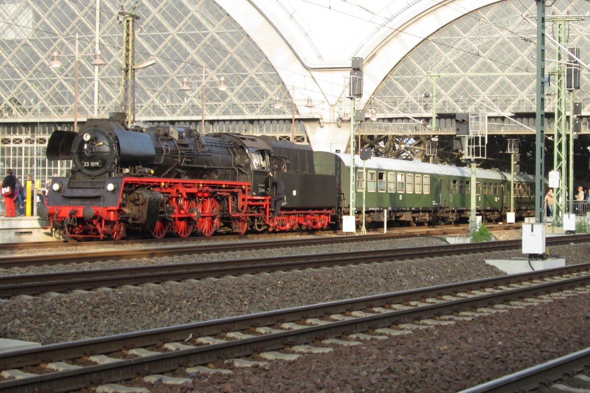 Sonderzug nach Cottbus, gezogen von 23 1019. steht abfahrtbereit in Dresden Hbf am 12 April 2014.