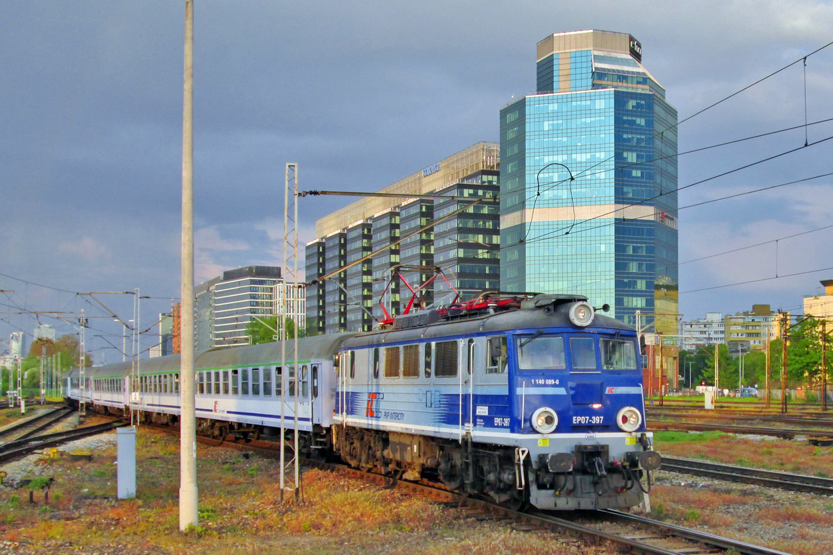 Sonne und Zug gehen beide ins westen: am 1 Mai 2016 treft EP07-397 mir deren IC nach Poznan in Warszawa Zachodnia ein.