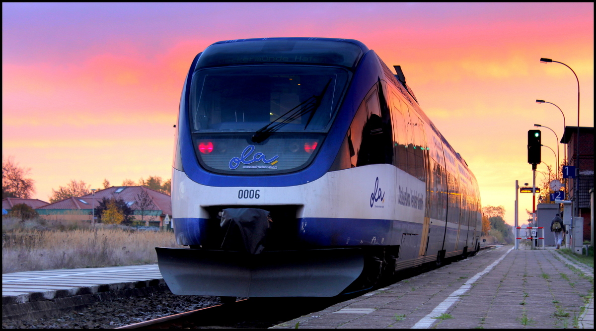 Sonnenaufgang in Torgelow. Ostseeland Verkehr GmbH VT 0006 ist bereit seine Fahrt nach Ueckermnde Stadthafen fort zusetzen. Torgelow 19.10.2013 Gre noch an den Tf :)