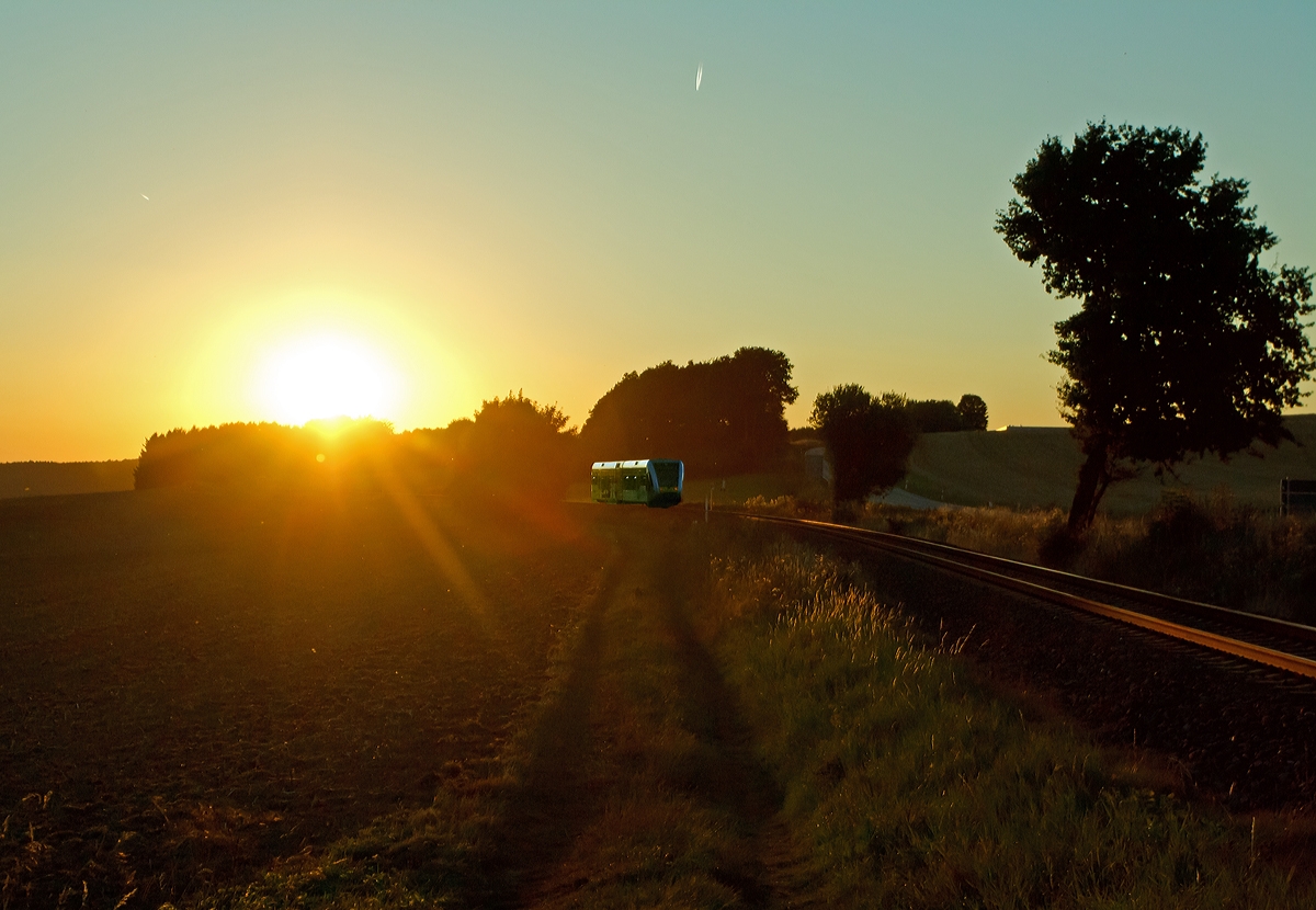 Sonnenuntergang an der Oberwesterwaldbahn (KBS461)...

Der VT 123 der vectus Verkehrsgesellschaft mbH, ein Stadler GTW 2/6, fhrt am 05.09.2013 (19:46 Uhr) der untergehenden Sonne entgegen, hier hinter Hachenburg in Richtung Altenkirchen.

Er fhrt als RB 28 (Oberwesterwald-Bahn) die Verbindung Limburg(Lahn) - Westerburg - Hachenburg - Altenkirchen - Au (Sieg).

Anmerkung: Eine etwas andere Bildvariante von dem BB-Bild
