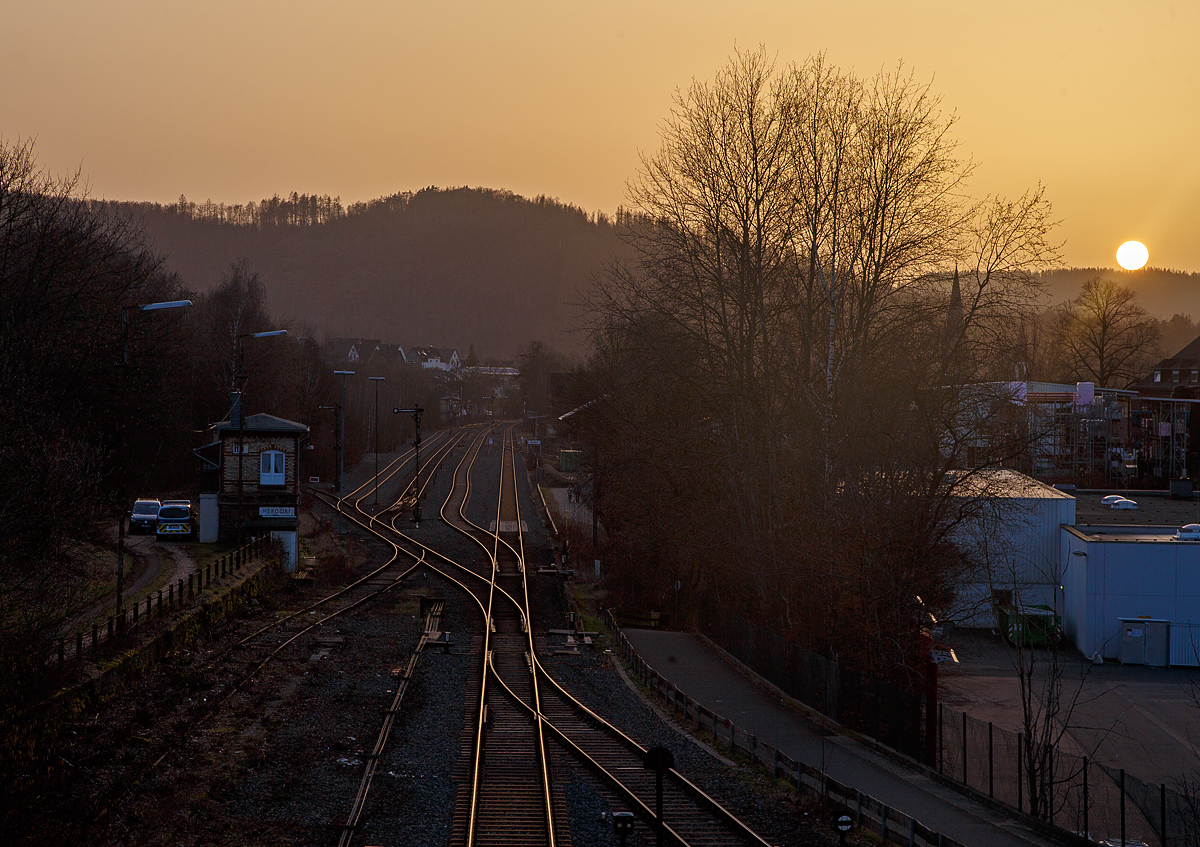 Sonnenuntergang in Herdorf am 24.02.2021, bedingt durch den Saharastaub in etwas anderen Farben.
Hier mit Blick auf den Bahnhof Herdorf und links das Stellwerk Herdorf Ost (Ho), sowie weiterhinten links das Stellwerk Herdorf Fahrdienstleiter (Hf).