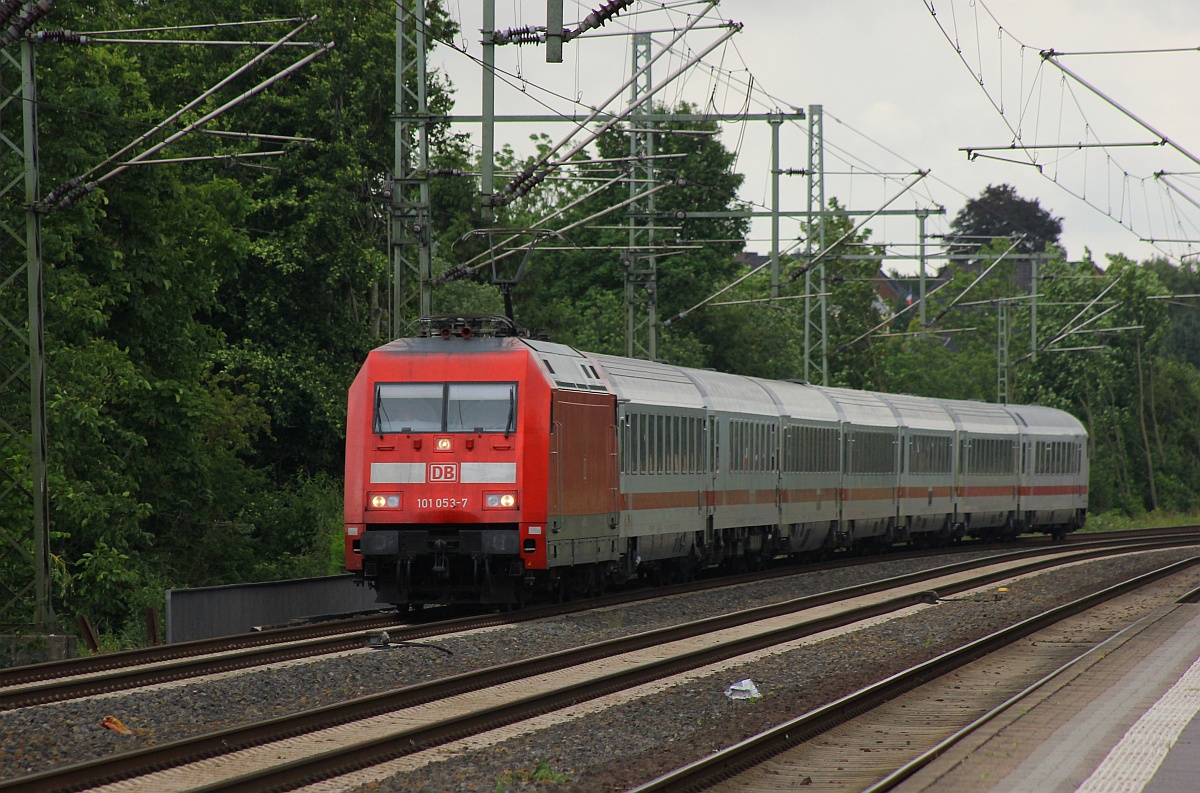 Sonntag morgen...die DB 101 053-7 mit dem IC 488 aus Basel bad Bhf hat Einfahrt in Schleswig. 25.06.2017