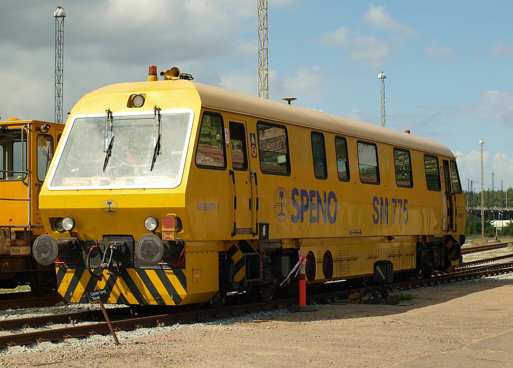 SPENO Schienenoberflächen-Messtriebwagen SM 775(9733 04 501 17-2)ist auch bei der SNCF zugelassen(998796295017)und steht hier abgestellt im Gbf Aarhus. 13.05.2011