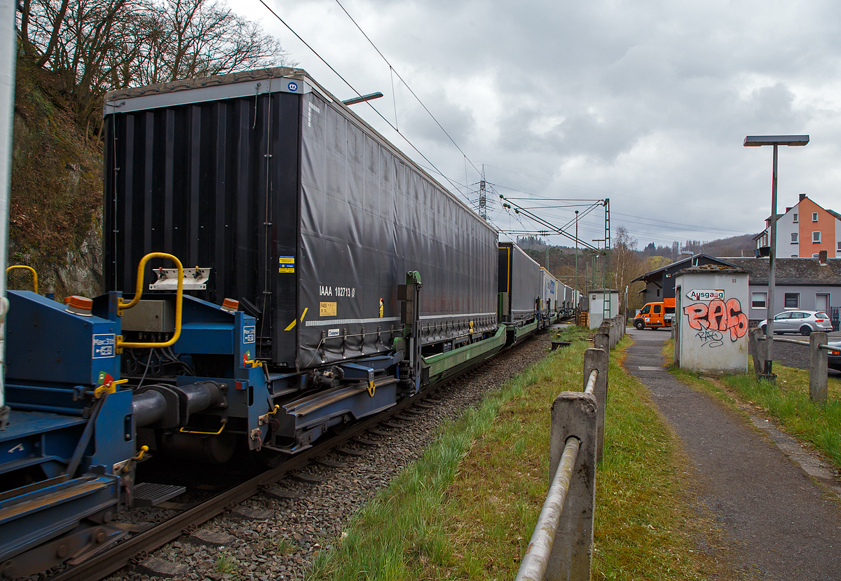 Spezieller sechsachsiger Gelenk-Taschenwagen System HELROM, 87 80 4993 014-1 D-HEL, der Gattung Sdmrs, der HELROM Trailer Rail am 01.04.2022 im Zugverband bei der Zugdurchfahrt in Scheuerfeld (Sieg). 

Der Clou bei HELROM sind neuartige Transportwaggons, die keine teuren Kran- oder Verladeeinrichtungen brauchen. Dieses Megaswing-System ist ein spezieller Taschenwagen mit schwenkbaren Aufnahmewannen für Sattelauflieger. Hydraulikstützen dienen als Stabilisierung, wenn die Wanne nach links oder rechts ausschwenkt. Die Beladung der Wanne mit einem Sattelauflieger erfolgt rückwärts. Nach Absatteln des Sattelaufliegers wird die Wanne angehoben und schwenkt wieder ein. Der Sattelauflieger wird leicht abgesenkt und mit dem Waggon fest verbunden, er ist nun auf dem Waggon sicher verstaut. Die Technik ist im Waggon verbaut.

TECHNISCHE DATEN:
Hersteller: Gök Yapi  (Türkei)
Spurweite: 1.435 mm
Länge über Puffer: 34.230 mm
Drehzapfenabstand: 2 x 14.200 mm
Achsabstand im Drehgestellen: 1.800 mm
Laufraddurchmesser: 920 mm (neu)
Eigengewicht: 45.200 kg 
Max. Zuladung bei Lastgrenze: 76,0 t (ab Streckenklasse D)
Max. Geschwindigkeit: 100 km/h (beladen) / 120 km/h (leer)
Kleinster befahrbarer Gleisbogen: R 75 m
Bremse: 2 x MH-GP-A (K)
Bremssohle: Cosid 810
Feststellbremse: Ja (auf ein Drehgestell)
Intern. Verwendungsfähigkeit: TEN CW