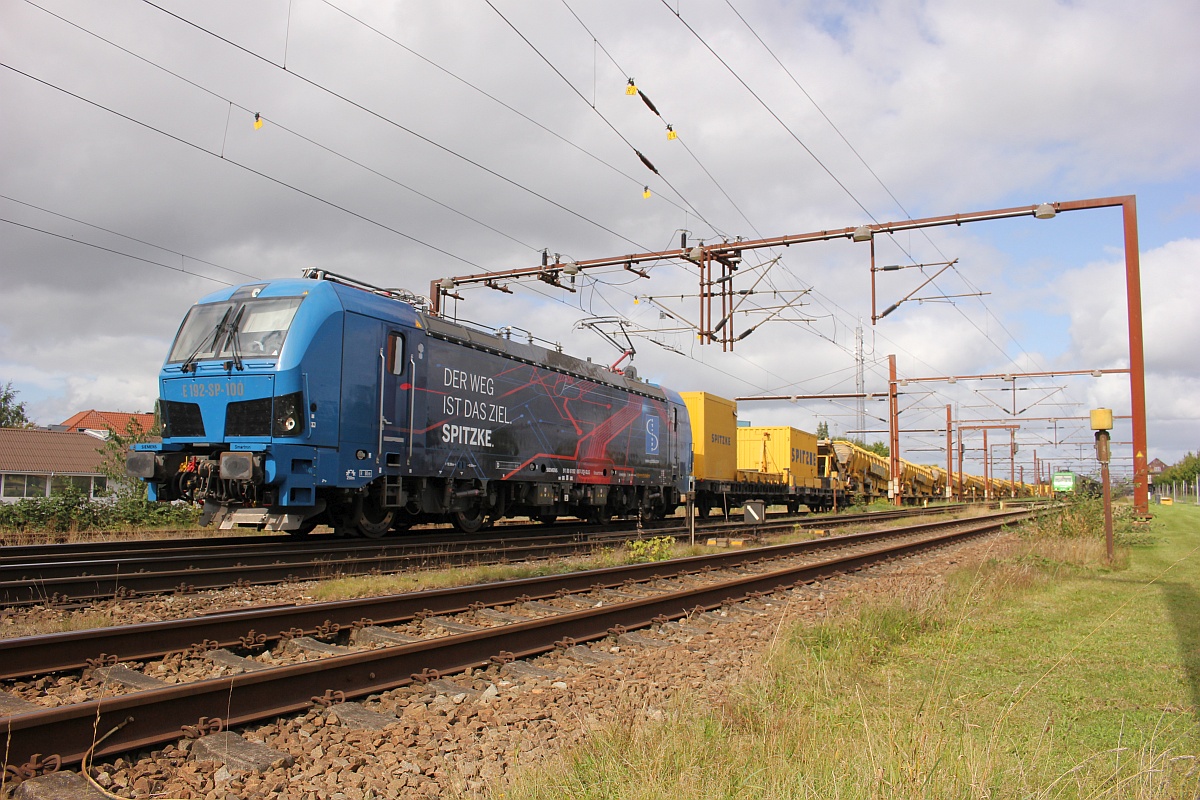 Spitzke Smartron 192 007-3(REV/MMAL/14.06.19) mit einem langen Bauzug inkl  Katharina der Großen  und zahlreichen Begleitwagen verläßt hier Padborg gen Süden. 10.09.2020