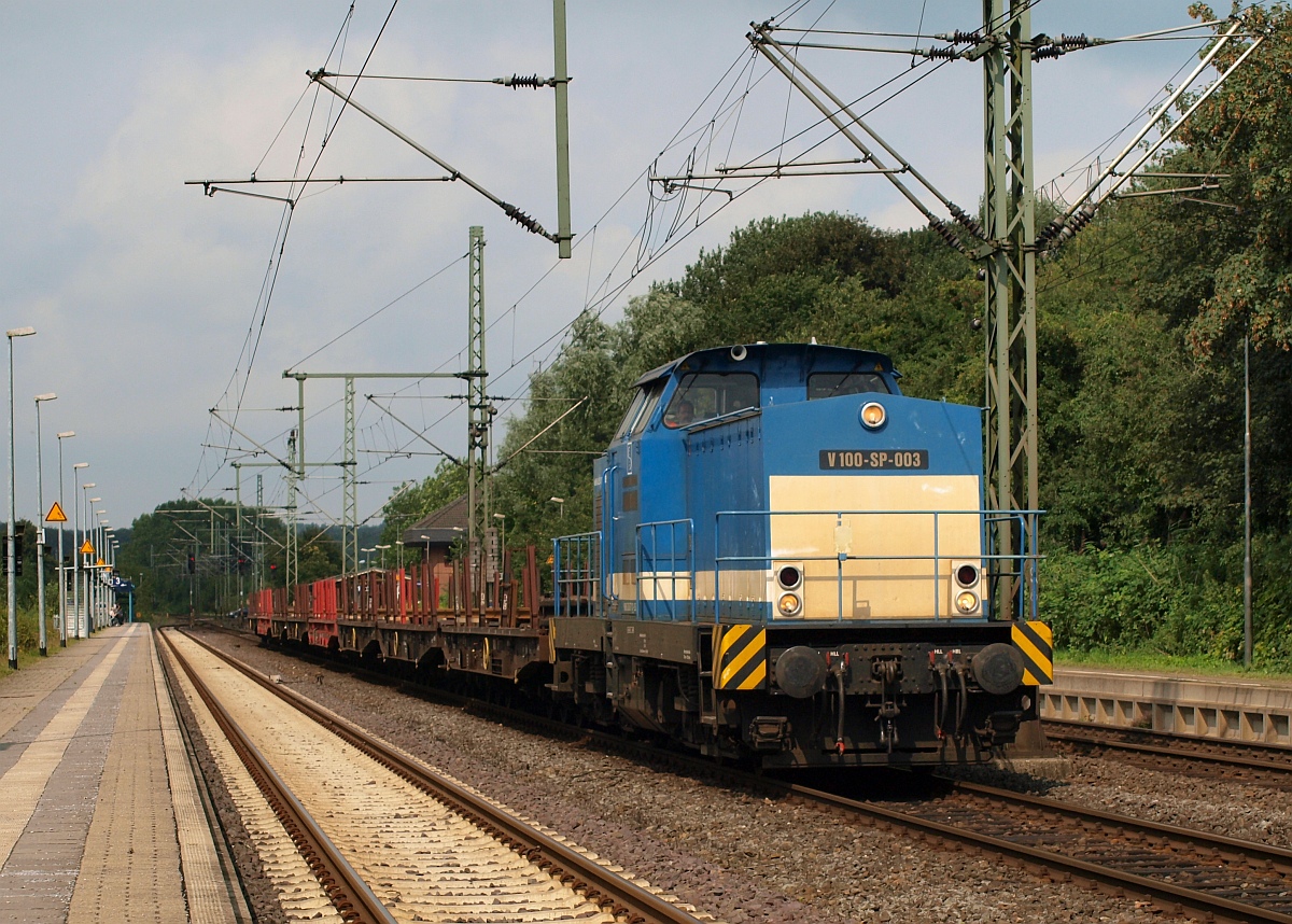 Spitzke V100-SP-003(98 80 3202 677-1)rumpelt hier mit ein paar Langschienen durch Schleswig. 17.08.2011