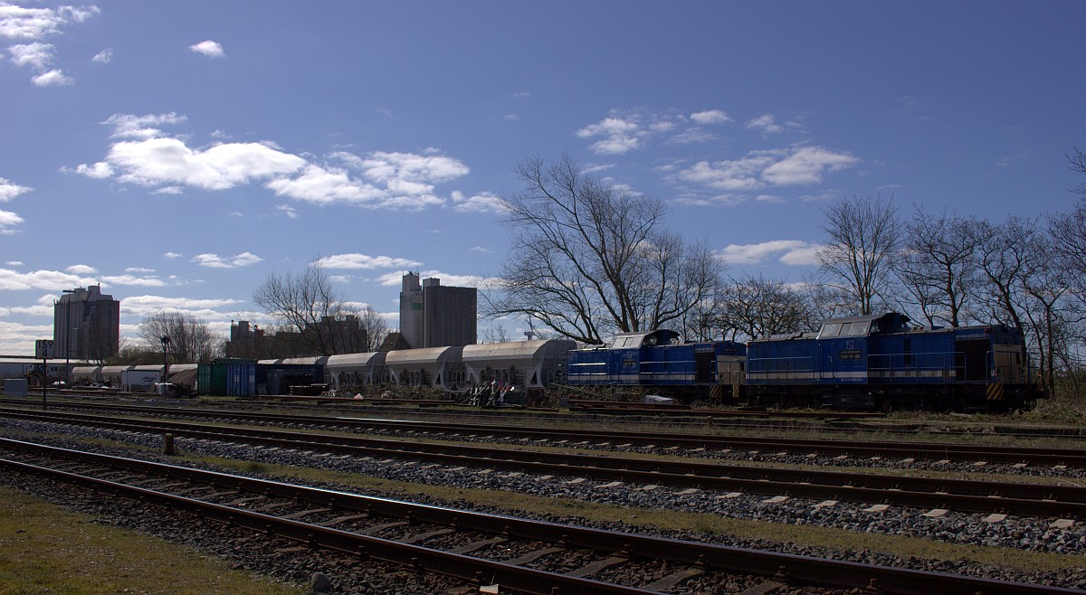 Spitzke V100-SP-005+004 mit 9 Faccnpps9442 Selbstentladewagen abgestellt in Husum-Nord 22.03.2020