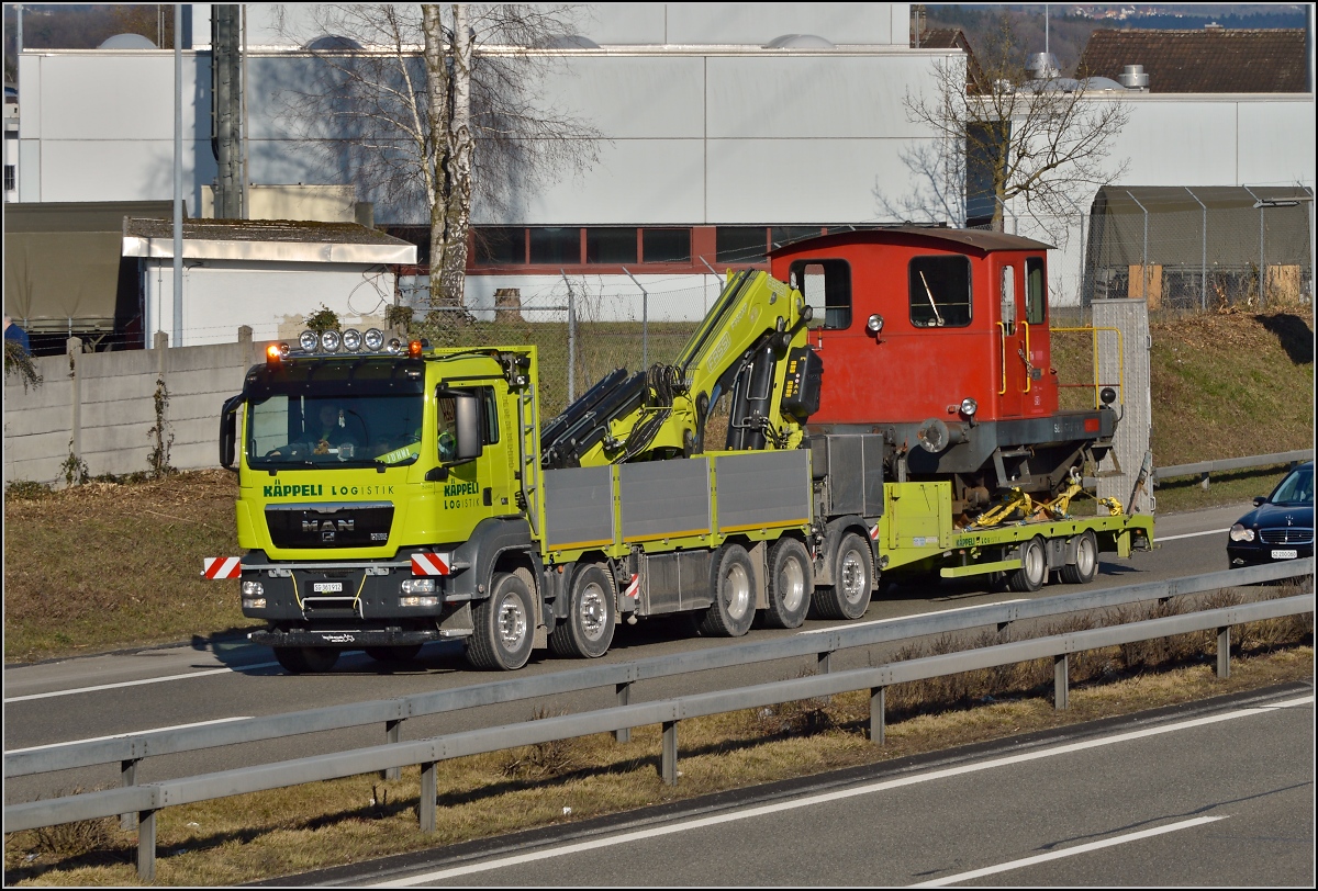 Spitzmaus auf Reisen. 

Schienentraktor Tm I Nr. 477 auf verlässt sein vorübergehendes Zuhause in Frauenfeld, um in Sargans ein neues Einsatzfeld zu finden. Um den Erhalt kümmert sich IG Schiene Schweiz. Februar 2014.