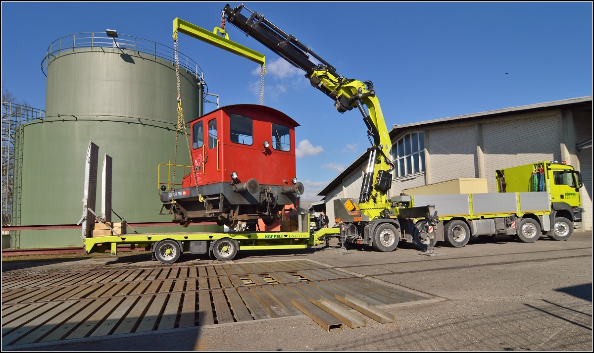 Spitzmaus auf Reisen. 

Schienentraktor Tm I Nr. 477 auf verlässt sein vorübergehendes Zuhause in Frauenfeld, um in Sargans ein neues Einsatzfeld zu finden. Um den Erhalt kümmert sich IG Schiene Schweiz. Februar 2014.