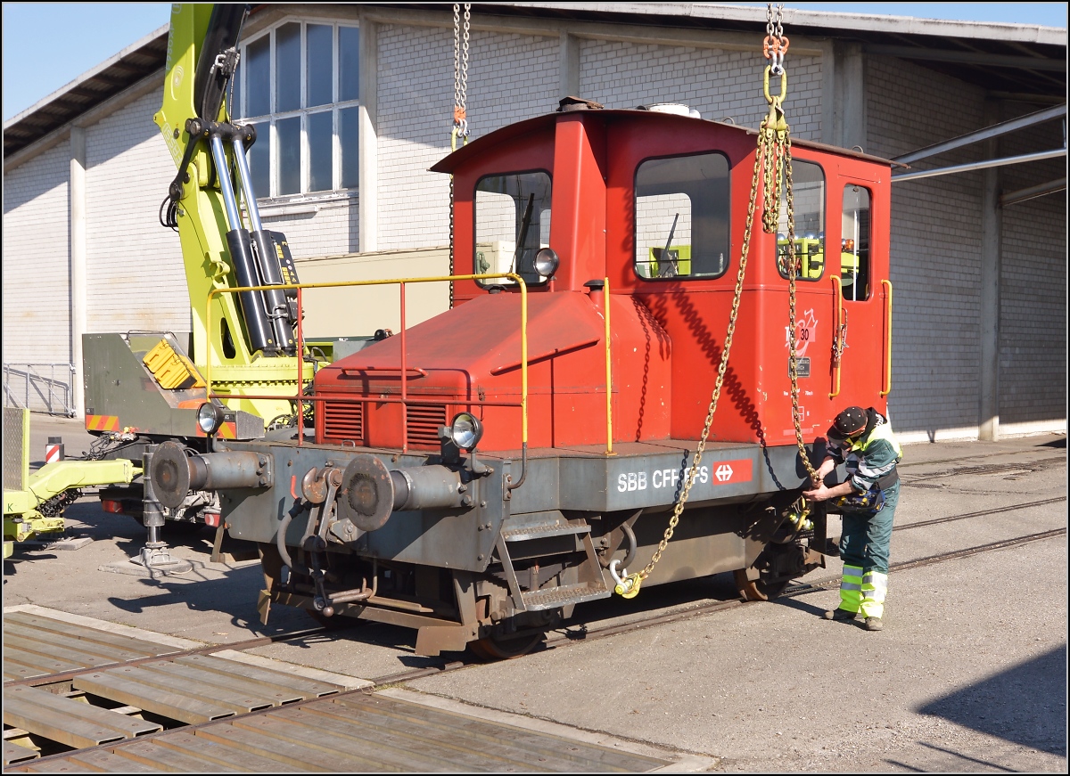 Spitzmaus auf Reisen. 

Schienentraktor Tm I Nr. 477 auf verlässt sein vorübergehendes Zuhause in Frauenfeld, um in Sargans ein neues Einsatzfeld zu finden. Um den Erhalt kümmert sich IG Schiene Schweiz. Februar 2014.