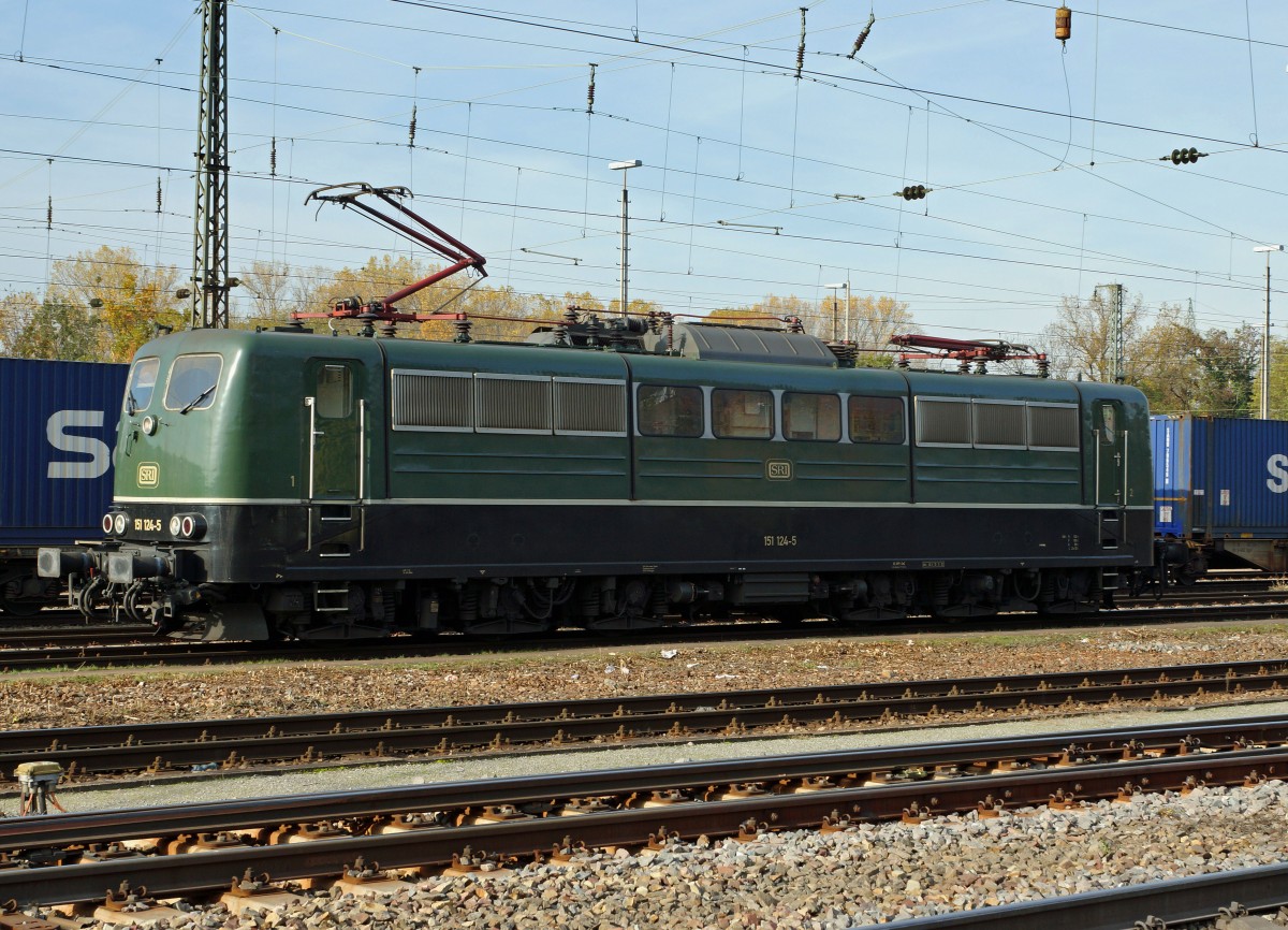 SRI: Die 151 124-5 (ehemals DB) mit dem Originalanstrich wartete am 30. Oktober 2015 in Weil am Rhein auf ihren nächsten Einsatz.
Foto: Walter Ruetsch