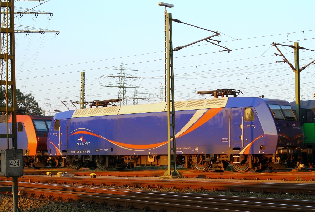 SRI Railinvest/Metrans 145 087-3  Barbara  genoss ebenfalls die sehr warme Abendsonne am 29.08.2015 in HH-Waltershof/Altenwerder.