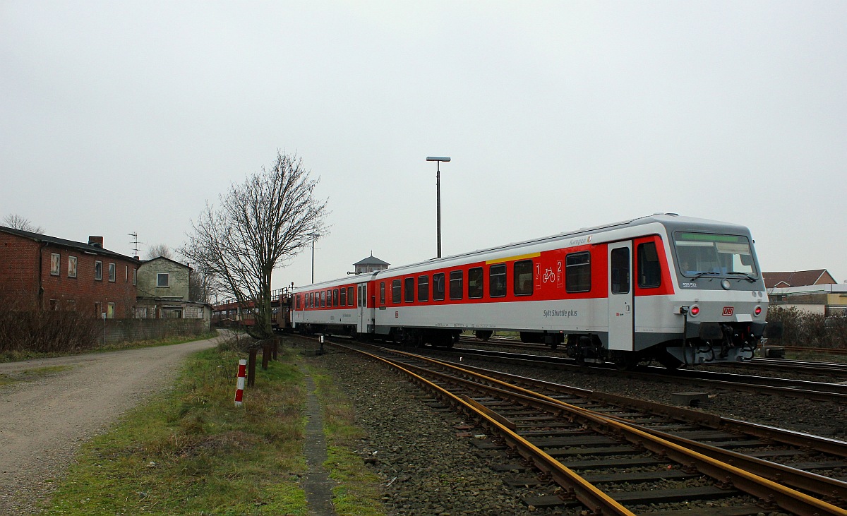 SSP 0628 512-5/0928 512-2  Kampen  (REV/FK X/15.10.15) um Zugende eines SyltShuttles festgehalten bei der Einfahrt in Niebll. 19.12.2015