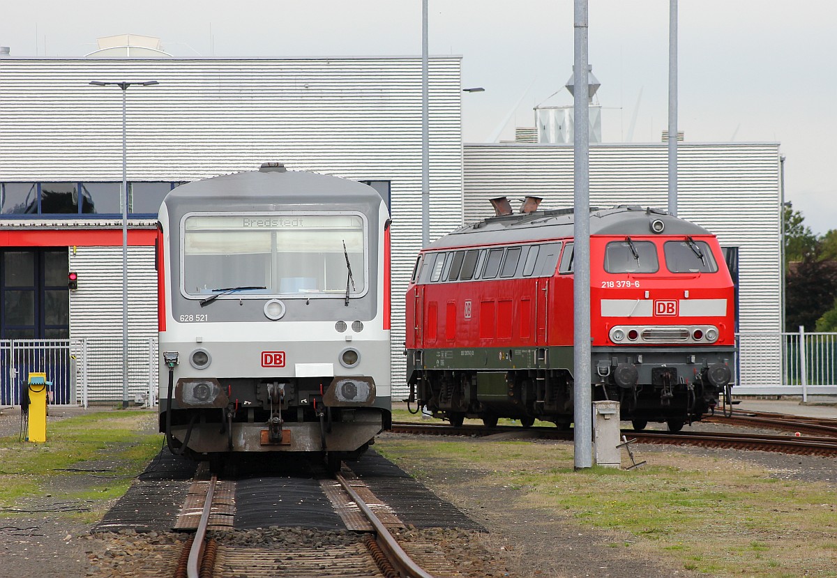 SSP 628/928 521 und 218 379-6 im Bw Niebüll. 26.08.2017