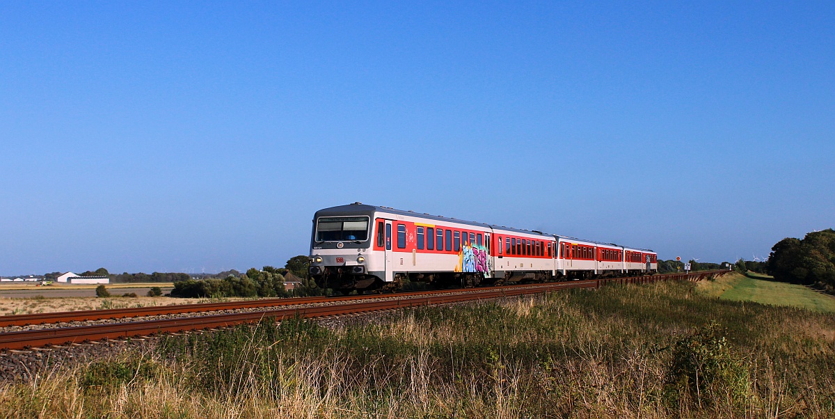 SSP Dreiteiler bestehend aus 628/928 540  Archsum , 628/928 540  Rantun  und 628/928 532  Munkmarsch  als RE6 nach Westerland. Wiedingharder Neuer Koog 01.09.2021