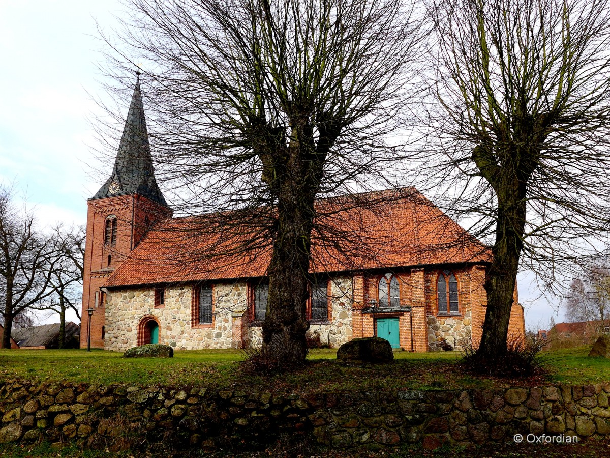 St. Georgs-Kirche in Hanstedt I im Landkreis Uelzen. Die Feldsteinkirche hat ihren Ursprung etwa um das Jahr 980, der Turm wurde neu erbaut um 1887 als Ersatz für den 1832 abgerissenen Wehrturm.