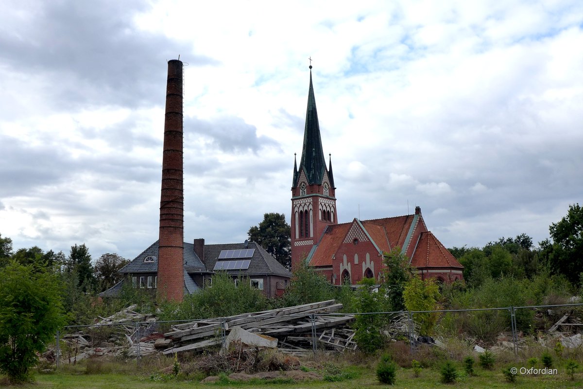 St.-Jakobus-Kirche hinter einer Industriebrache in Wieren, Landkreis Uelzen. Kirche im neugotischen Stil, erbaut in 1911.