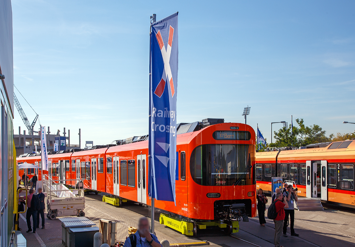 
Stadler Rail prsentierte auf der InnoTrans 2018 (hier 18.09.2018) den neuen Worbla-Zug Be 4/10 fr die RBS (Regionalverkehr Bern-Solothurn),  hier in Form von dem RBS Be 4/10 Worbla 02.  Bis 2020 sollen alle Mandarinli durch die Worblas bei der RBS ersetzt werden.
Der Triebzug steht hier auf Rollbcke der RailAdventure GmbH („Loco Buggies“).

RBS hat im Juni 2016 bei Stadler in Bussnang 14 vierteilige S-Bahn-Zge vom Typ Be 4/10 Worbla (Elektrischer Niederflurtriebzug) fr die Linie S7 bestellt. Die vierteiligen elektrischen Meterspurzge weisen 2 Triebkpfe am Ende und 3 Jakobs-Laufdrehgestelle als Verbindung zwischen den 4 Wagenksten auf. Die Zge sind fr eine maximale Geschwindigkeit von 100 km/h ausgelegt. Sie sind auf der gesamten Lnge von 60 Metern durchgehend begehbar, was die Verteilung der Reisenden im Zug verbessert und das Sicherheitsgefhl erhht. Die Triebzge sind klimatisiert und erfllen die Anforderungen des Behinderten-Gleichstellungsgesetzes. Niederflureinstiege und Schiebetritte zwischen Zug und Bahnsteig erleichtern den Eintritt. Modernste Technologien wie die voll redundante Traktionsanlage inklusive redundanter Leittechnik garantieren eine hohe betriebliche Verfgbarkeit und tiefe Life-Cycle-Kosten.

Technische Mekmale:
- Niederflurwagen in Alu-Leichtbauweise
- Luftgefederte Trieb- und Jakobslaufdrehgestelle
- Optimierte Motorleistung entsprechend des Einsatzes als Stadtbahn-Triebzug fr den Betrieb auf Kurzstrecken
- Redundante Antriebsausrstung (Antriebsstromrichter) in den Endwagen fr hohe Ausfallsicherheit
- Acht Einstiegstren fr schnellen Fahrgastwechse
- Niederflureintritte an allen Tren
- Tr-Leuchtmelder (Countdown)
- Trsensor fr handsfree-Eintritt
- bersichtliche Plattformen
- Durchgehend begehbar
- Indirekte Beleuchtung
- Grozgige Multifunktionsabteile
- Klimaanlage

TECHNISCHE DATEN:
Bezeichnung: Be 4/10
Name: Worbla
Anzahl Fahrzeuge (geplant): 14
Spurweite: 1.000 mm (Meterspur)
Achsanordnung: Bo‘2‘2‘2‘Bo‘
Lnge ber Kupplung: 60.000 mm
Fahrzeugbreite: 2.650 mm
Fahrzeughhe: 3.980 mm
Achsabstand in Drehgestell: 2.000 mm (Triebdrehgestell) / 2.150 mm (Laufdrehgestell)
Trieb- und Laufraddurchmesser: 770 mm (neu)
Hchstgeschwindigkeit: 100 km/h
Max. Leistung am Rad: 4 x 350 kW = 1.400 kW
Anfahrzugskraft: 120 kN (140 kN mglich)
Anfahrbeschleunigung: 1.0m/s (1.2m/s mglich)
Sitzpltze: 130
Stehpltze: max. 380
Fubodenhhe: 400 mm am Einstieg / 1.000 mm Hochflur
Einstiegbreite: 1 400 mm
Speisespannung: 1.250 V DC
