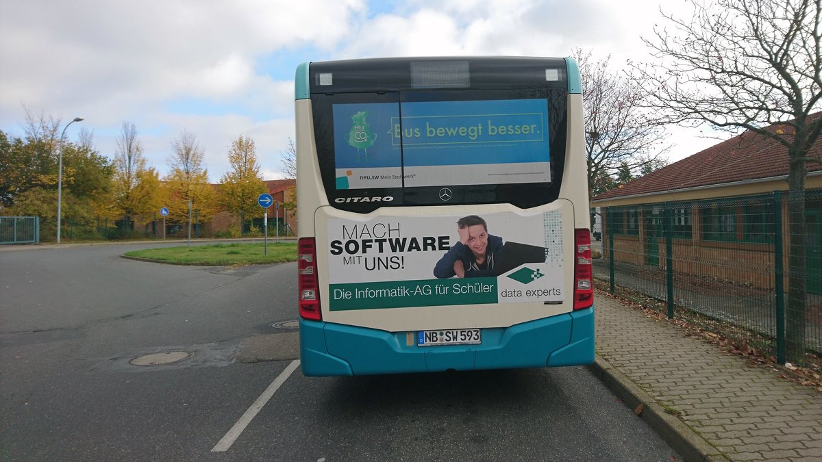 ....Stadtwerke Neubrandenburg der Citaro NB SW 593 an der Endhaltestelle der Linie 9 mit seiner Werbung fr Data Expert 
...und die eigen Werbung der Stadtwerke fr das umsteigen auf den Bus ( Oktober 2017)