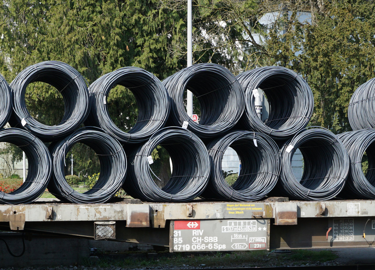 STAHL GERLAFINGEN AG.
In Gerlafingen bei der Stahl Gerlafingen AG wird gegenwärtig trotz dem Coronavirus auf Hochtouren gearbeitet. Pro Tag treffen mehrere  sehr lange Schrottzüge in Gerlafingen ein und auch der Lastwagenverkehr ist enorm. Während dem ganzen Tag stehen sogar gleichzeitig zwei Diesellokomotiven für den harten Rangierdienst im Einsatz. Während dem Ausfall einer V Gravita 10BB musste die gelbe Gastlok von der Baufirma C.VANOLI AG aushelfen.
Inpressionen vom 19. März 2020.
Werkverkehr mit Wagen die das Industrieareal in Gerlafingen nicht verlassen dürfen.
Foto: Walter Ruetsch