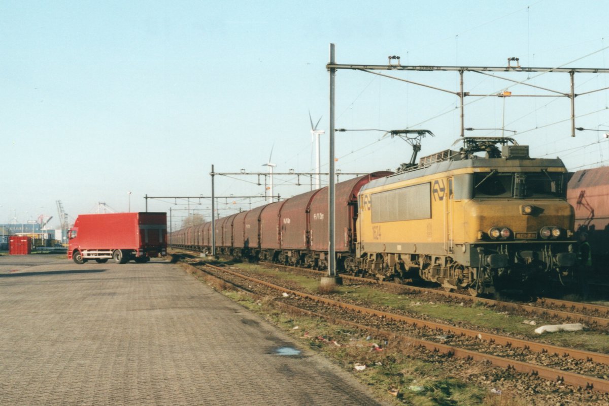 Stahlzug mit NS 1624 verlässt am 24 November 1996 Amsterdam Westhaven. 