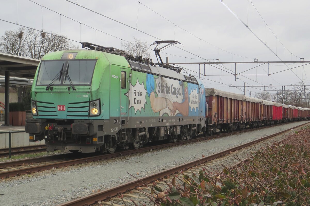 Starke Cargo 193 368 treft am grauen 3 Februari 2023 mit ein aus 35 DBCPL Eaos-Wagen bestehender Ganzzug in Oss ein. Das Bild wurde vom offenltlicher Parkplatz gemacht.