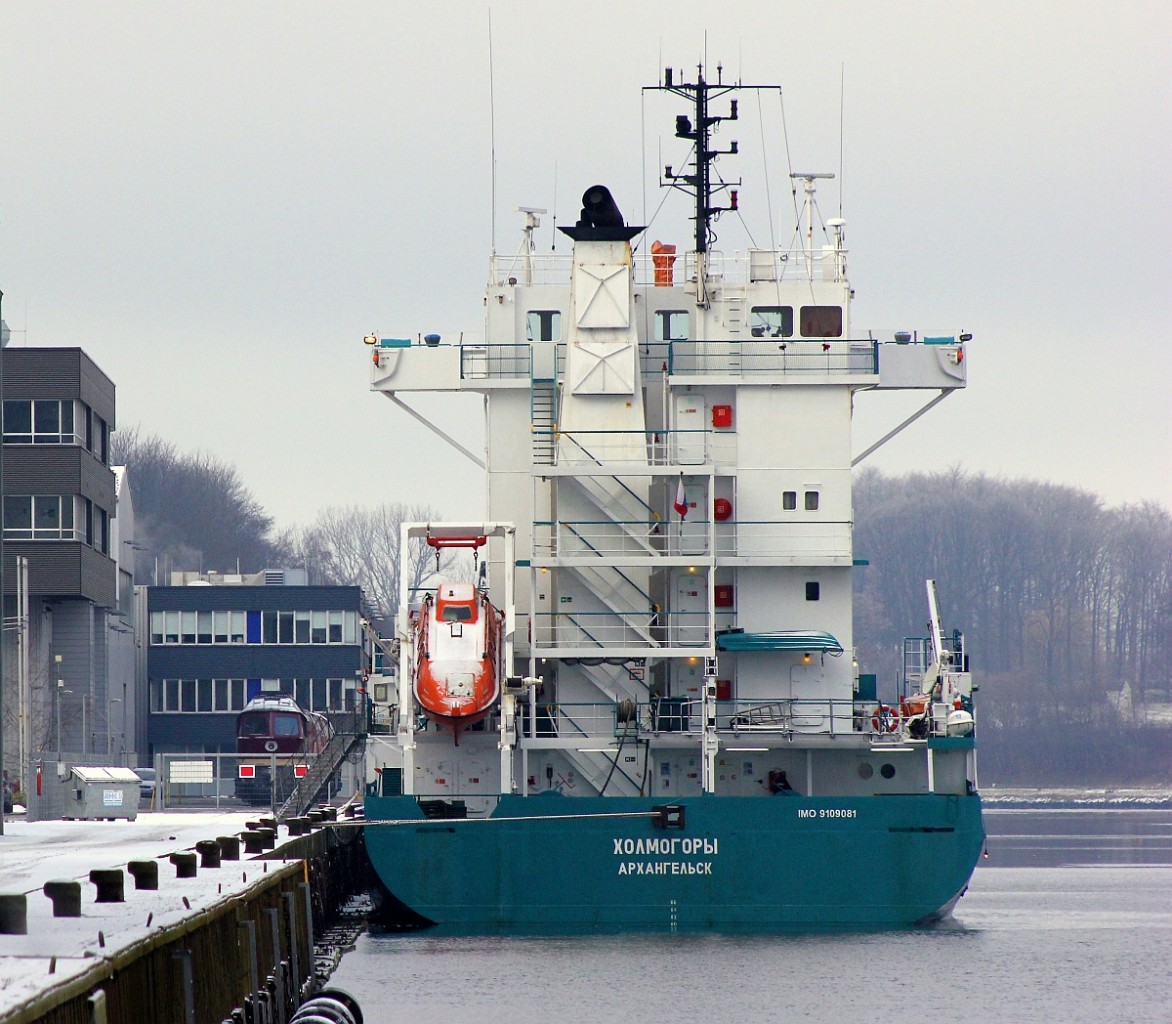 Start einer kleinen Bildergeschichte...Es geht um die LEG 132 109-0(1232 109-9)die hier auf dem Gelände von Voith sicher abgestellt steht und in wenigen Minuten ihre Tour beginnt. Kiel Wik 20.01.2016