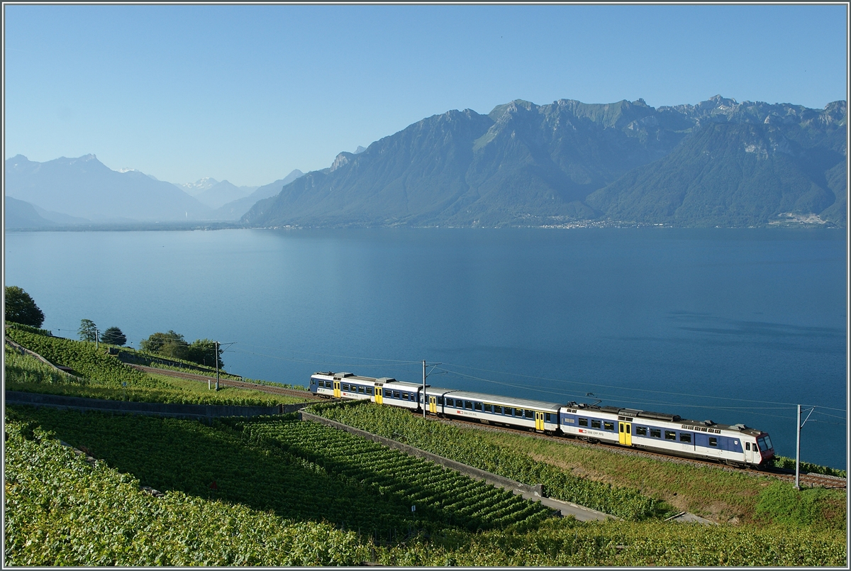 Statt des zweiteiligen, gelben   Train des Vigens  verkehrte am 26. Juni 2011 eine dreiteilige NPZ Kopositon zwischen Vevey und Puidoux Chexbres, die hier bei Chexbres zu sehen ist.
