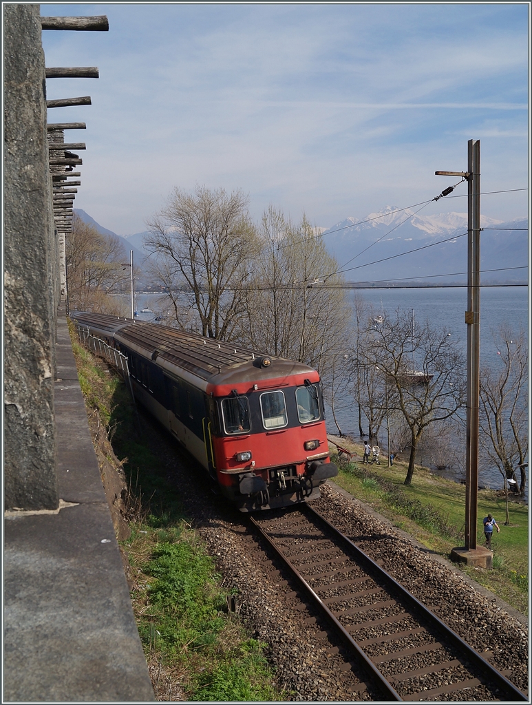 Statt einem Flirt kam mir bei Muralto diese Steuerwagen (mit EW I/II und RE 4/4 II) vor die Kamera.
18. März 2014