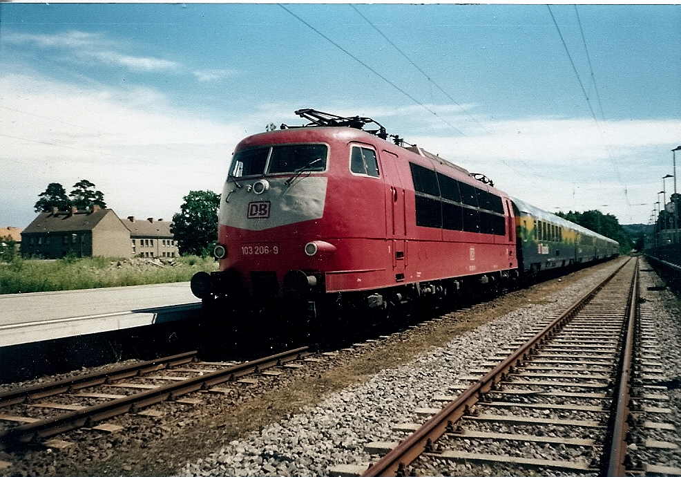 Statt mit der 103 220 bespannte 103 206 den Uex Binz-Düsseldorf ab Binz.