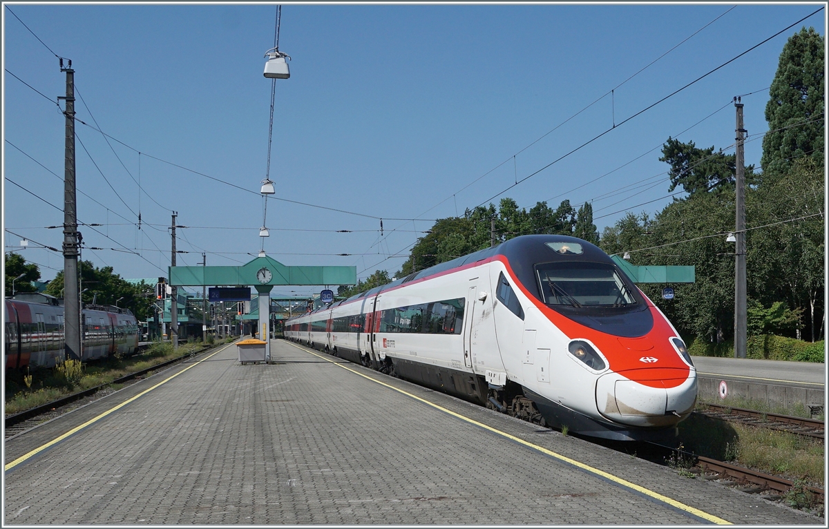 Statt wie früher in Lindau HBF kann nun in Bregenz Fahrzeuge der ÖBB, DB und SBB sehen: 
Die SBB ETR 610 005 verlässt als EC von Zürich nach München den Bahnhof von Bregenz. 

14. August 2021 