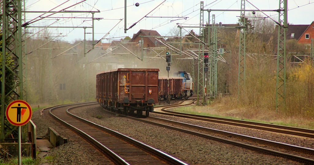 Staubender Nachschuss auf 277 101-2 und den DGS 95097 bei der Ausfahrt in Schleswig. 13.4.12