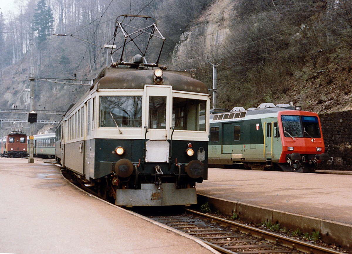 STB: Die Sensetalbahn hatte ihren Betrieb am 23.1.1904 aufgenommen. Die Streckenführung begann beim SBB-Bahnhof Flamatt und endete beim BN-Bahnhof Gümmenen. Am 23.5.1993 wurde der Streckenabschnitt Laupen-Gümmenen auf Busbetrieb umgestellt. Mit der Eröffnung der S-Bahn Bern wurde Laupen zu einem Endehalt einer S-Bahn. Die S-Bahn ab Freiburg endet bereits in Neuenegg. Zur Zeit befinden sich an der ehemaligen STB Strecke keine SBB Cargo Kunden mehr. Im Jahre 1986 wurden in Neuenegg die Güterwagen von einer SBB Ae 6/6 abgeholt. Ab dem Jahre 1987 hatte diese Aufgabe eine BLS Ae 6/8 übernommen. STB Pendelzug bestehend aus einem Be 4/4 106/107 ex SOB ABe 4/4 und dem Bti 201 ex BN Personenwagen anlässlich einer Begegnung mit einem Regionalzug bestehend aus einem NPZ RBDe 562 mit grünem Versuchsanstrich, der nicht verwirklicht wurde.
Foto: Walter Ruetsch