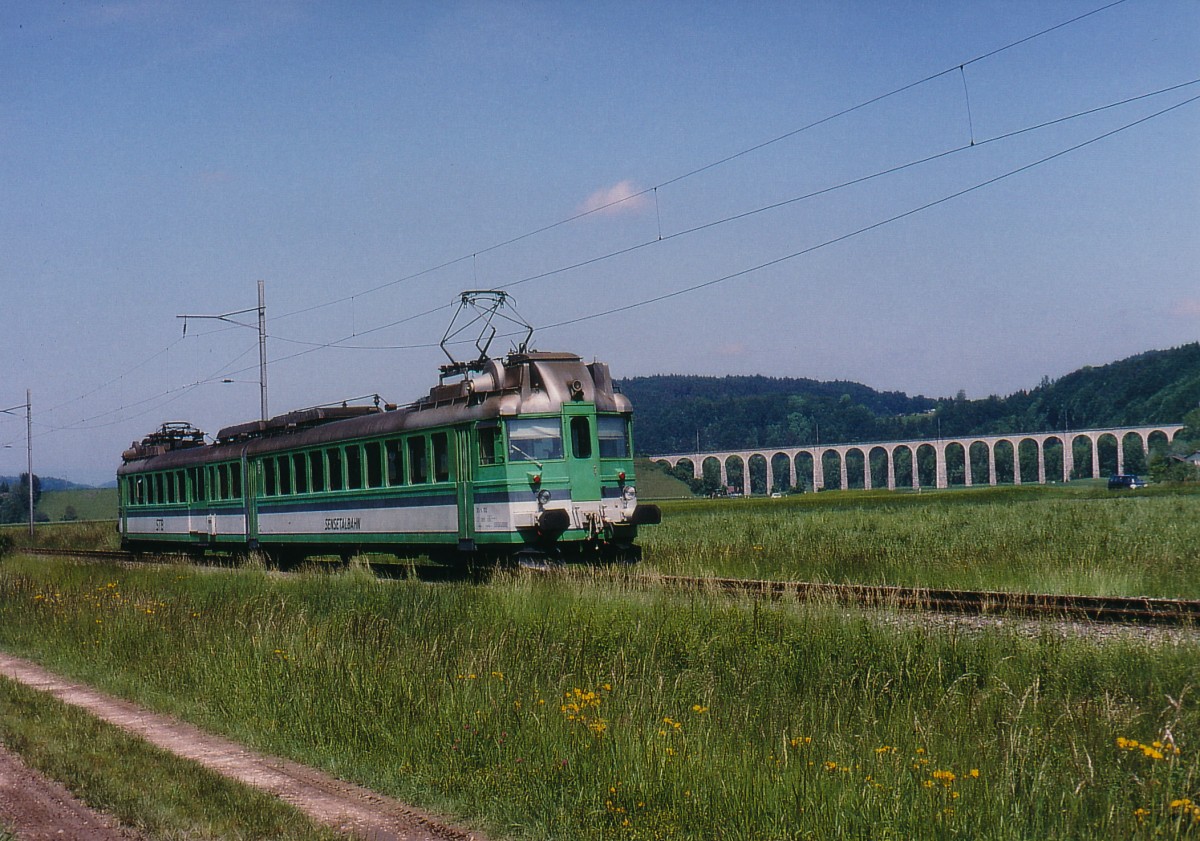 STB/BLS/BN: Der ehemalige  BLAUE PFEIL  in Einsatz auf der Sensetalbahn. Die Aufnahme ist im Oktober 1995 auf dem seit Jahren stillgelegten Streckenabschnitt Laupen-Gümmenen entstanden vor der Kulisse des Gümmenenviadukts der ehmaligen BN.
Foto: Walter Ruetsch