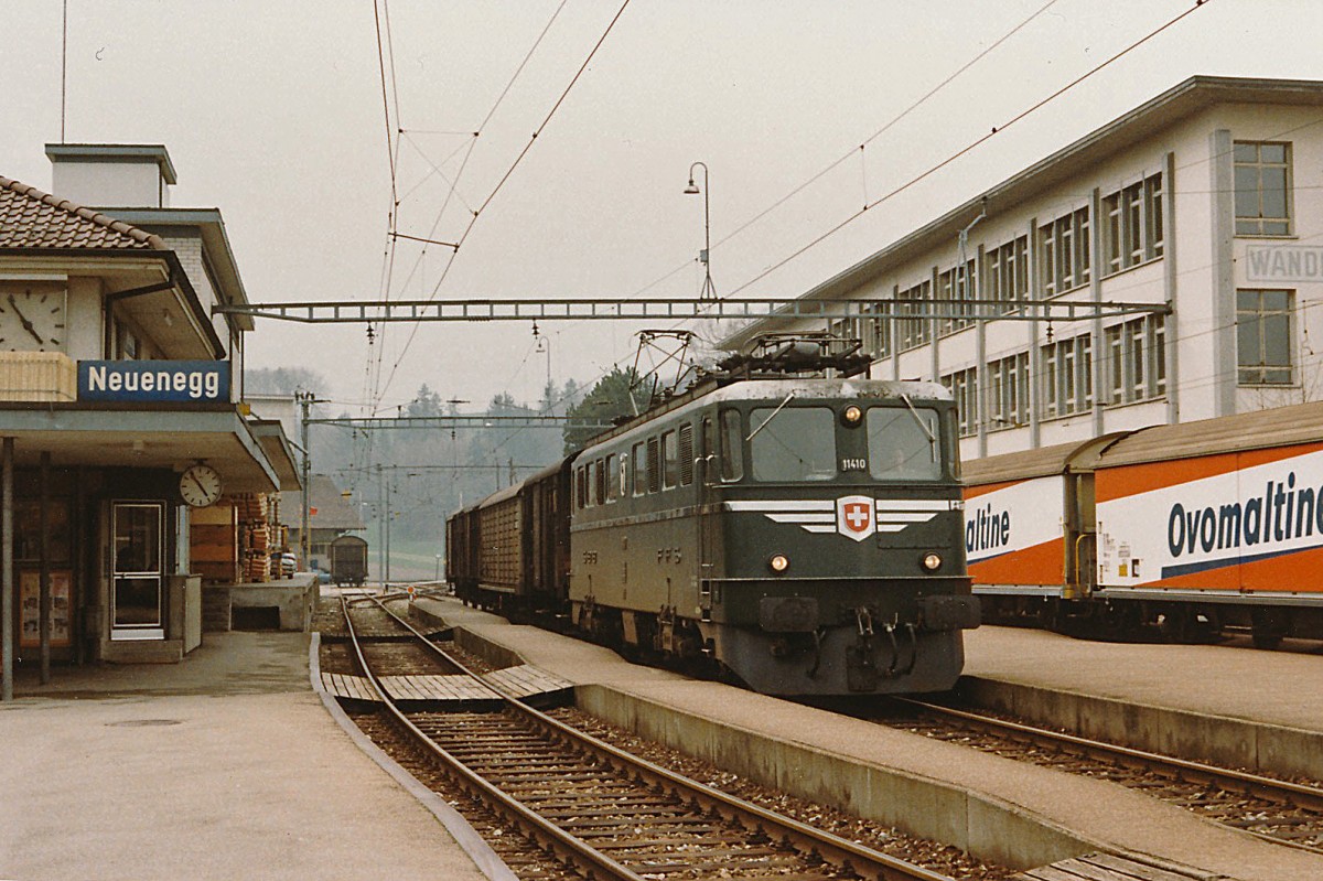 STB/SBB: Die Sensetalbahn hatte ihren Betrieb am 23.1.1904 aufgenommen. Die Streckenführung begann beim SBB-Bahnhof Flamatt und endete beim BN-Bahnhof Gümmenen. Am 23.5.1993 wurde der Streckenabschnitt Laupen-Gümmenen auf Busbetrieb umgestellt. Mit der Eröffnung der S-Bahn Bern wurde Laupen zu einem Endehalt einer S-Bahn. Die S-Bahn ab Freiburg endet bereits in Neuenegg. Zur Zeit befinden sich an der ehemaligen STB Strecke keine SBB Cargo Kunden mehr. Im Jahre 1986 wurden in Neuenegg die Güterwagen von einer SBB Ae 6/6 abgeholt. Ab dem Jahre 1987 hatte diese Aufgabe eine BLS Ae 6/8 übernommen. Ae 6/6 11410  BASEL STADT  mit Güterzug in Neuenegg auf die Abfahrt wartend im Mai 1986.
Foto: Walter Ruetsch